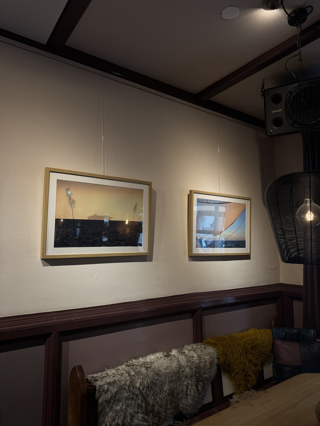 Ingelijste foto's bij Eetcafé de Lamoraal